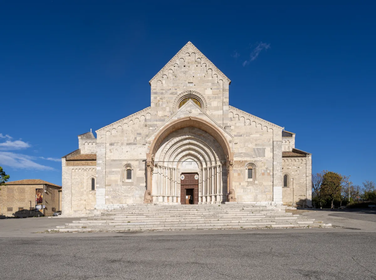 Fassade des Doms San Ciriaco in Ancona mit romanischem Säulenportal und breiter Freitreppe.