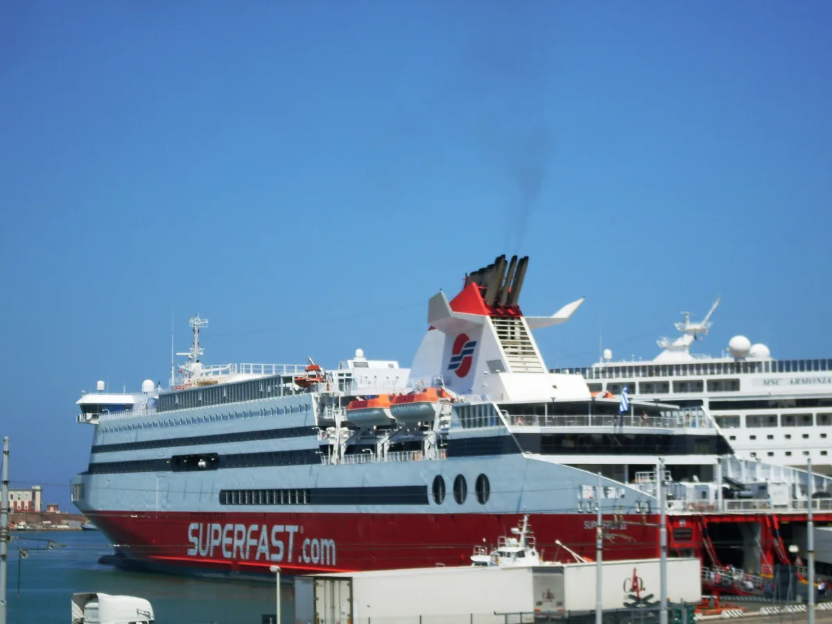 Fährschiff von Superfast Ferries am Anleger im Hafen von Ancona.