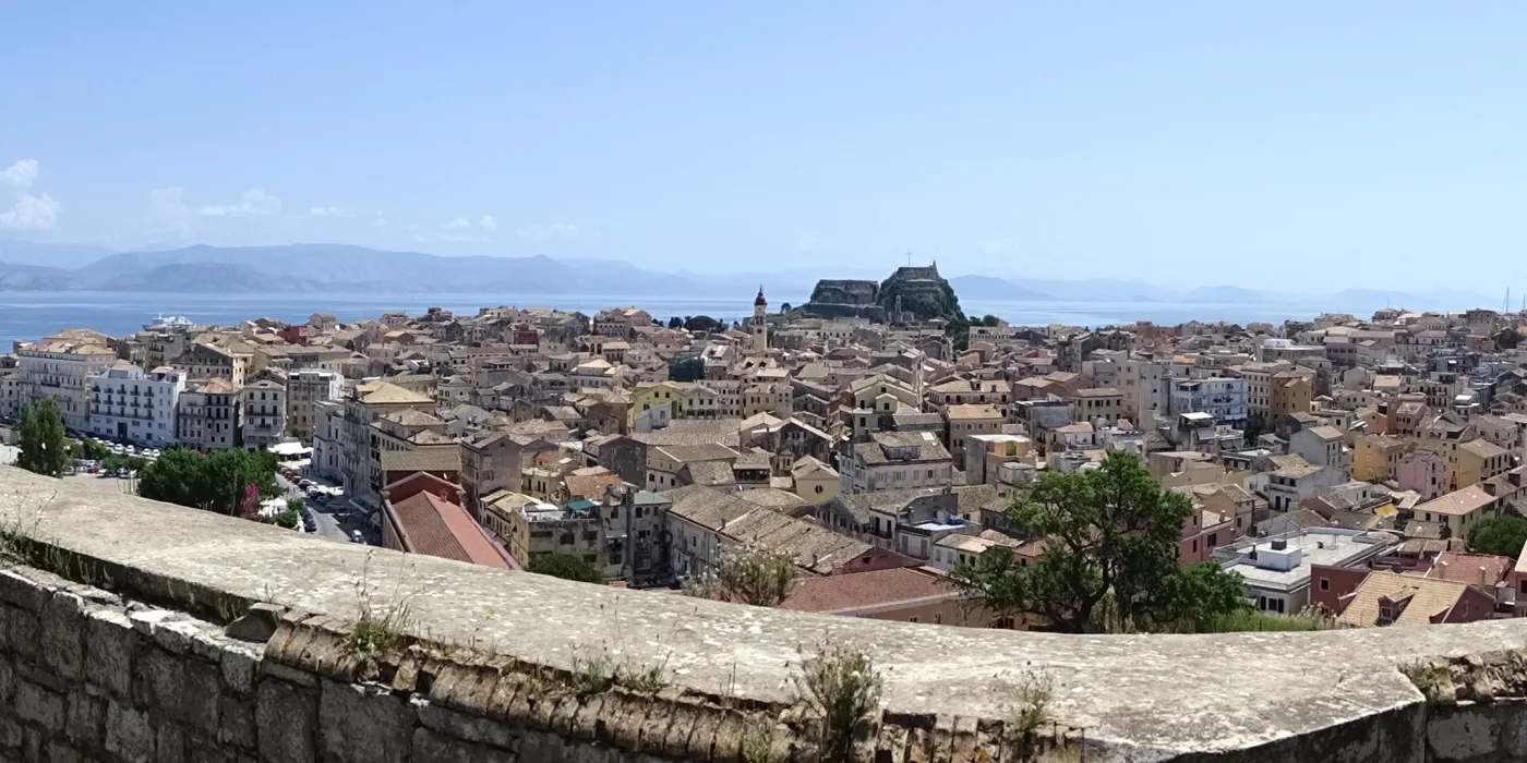 Blick vom Neo Frourio über die Dächer der Altstadt von Korfu bis zur Alten Festung am Meer.